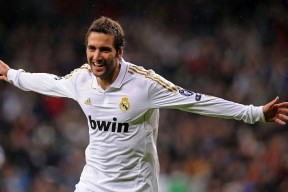 博卡攻守转换节奏偏慢，被拜仁反击多次打穿，博卡足球俱乐部新球衣