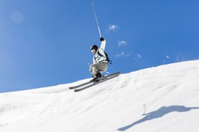 森林狼助教在训练中亲自示范战术跑位，森林狼训练营