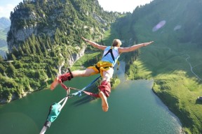 高水平比赛转播技术升级：多角度慢镜回放受好评