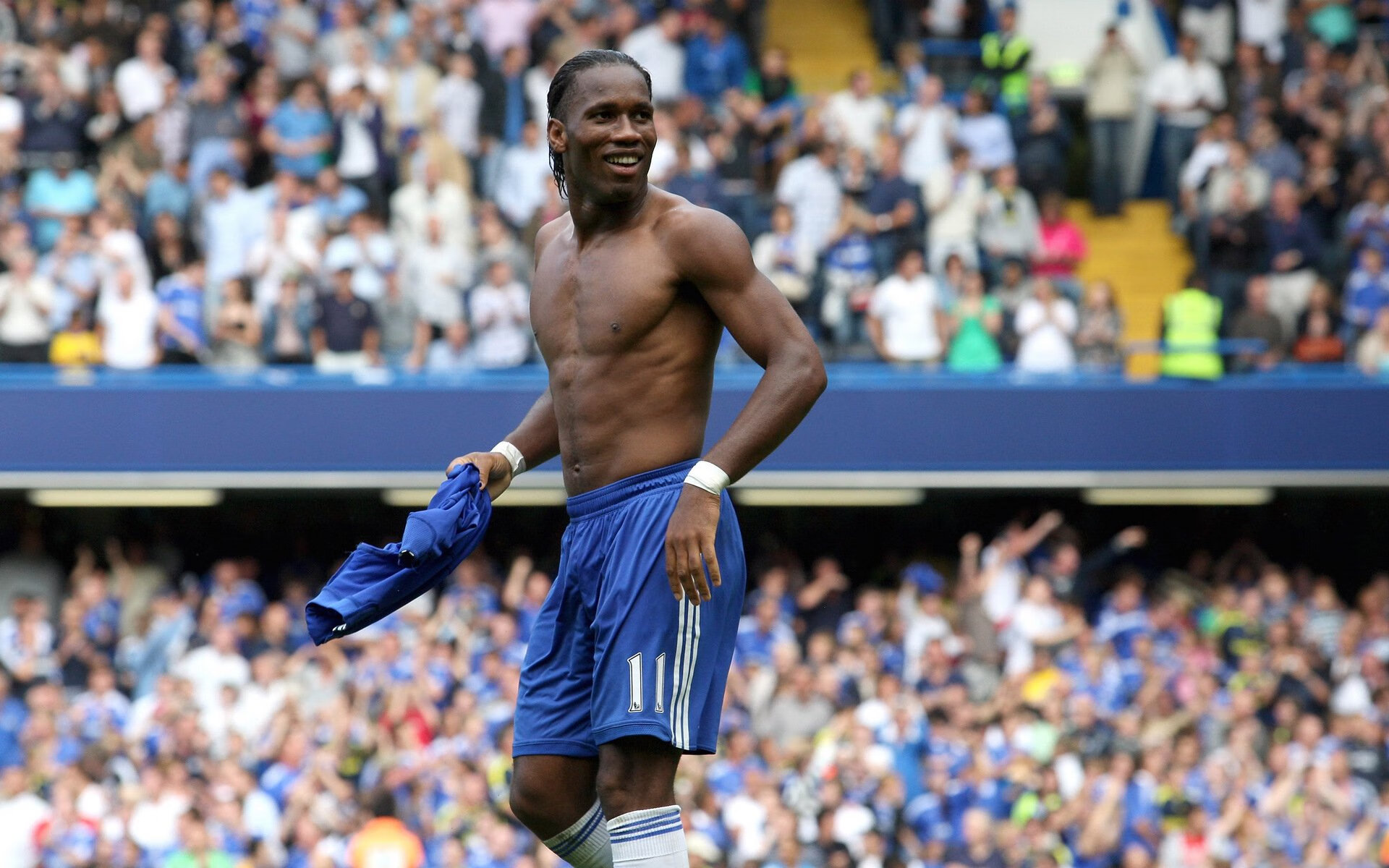 里奇·麦考的无畏精神激励了全黑队的一代又一代球员，里奇麦考橄榄球