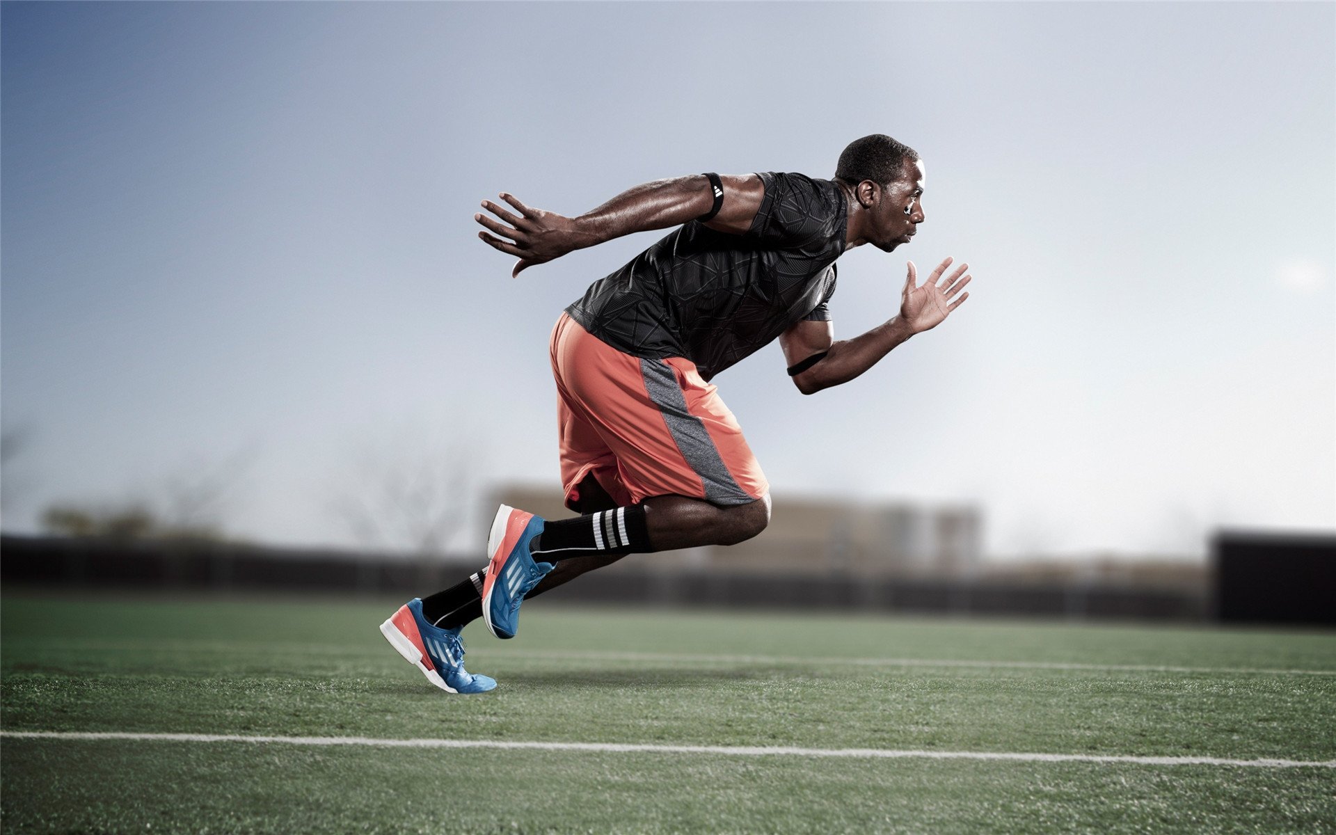 鹈鹕中锋持续专注脚步训练强化篮下对抗，鹈鹕鹈鹕