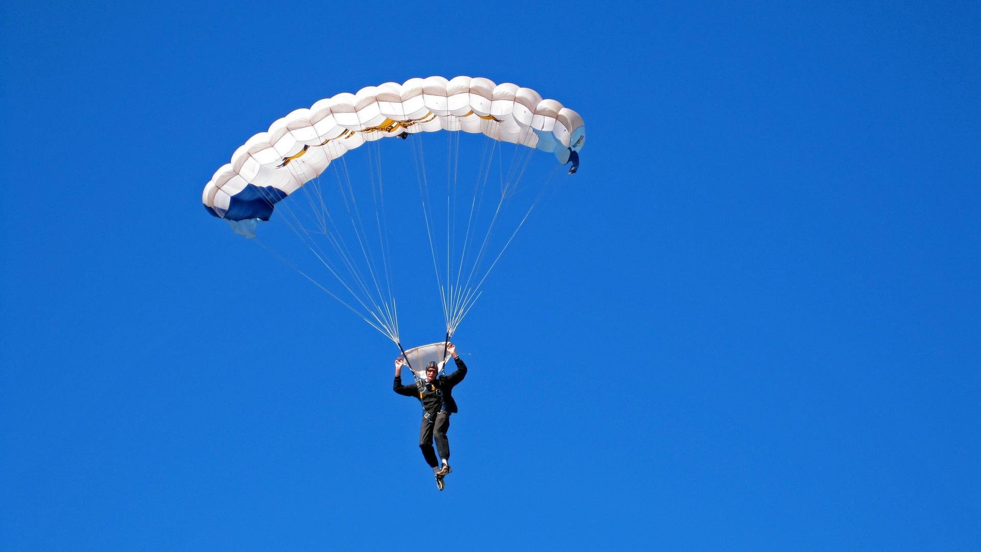 电竞游戏中局外经济系统平衡性引发热议，电竞的正外部性